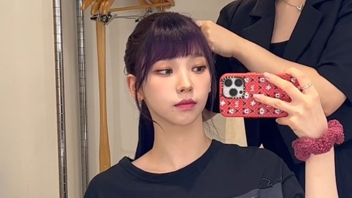 hourlykrn's tweet image. she's so pretty