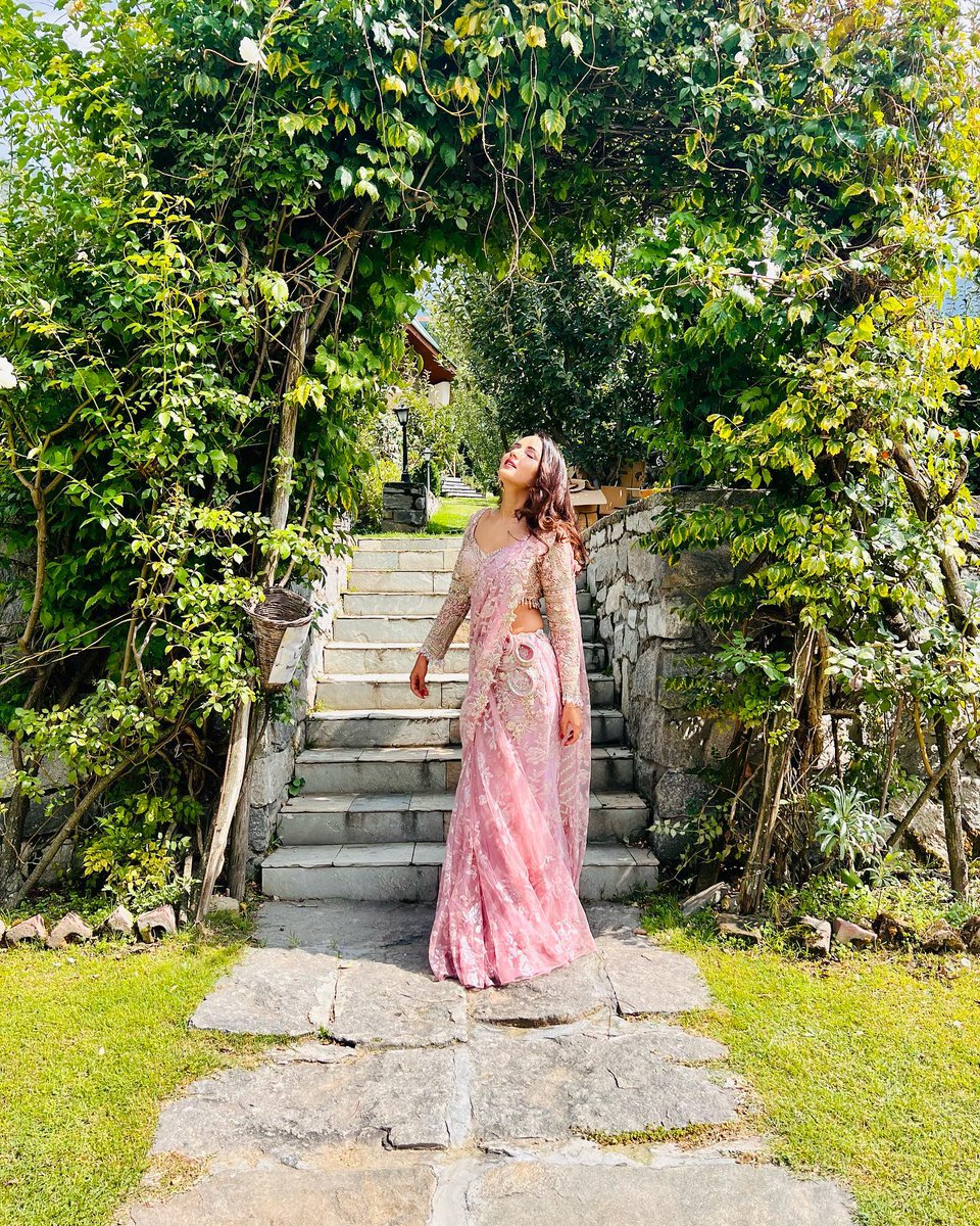 Ok33Official's tweet photo. Pink never goes out of fashion💕 #JasminBhasin slaying in a pink saree 💗 
@jasminbhasin https://t.co/2QrhDYmARJ