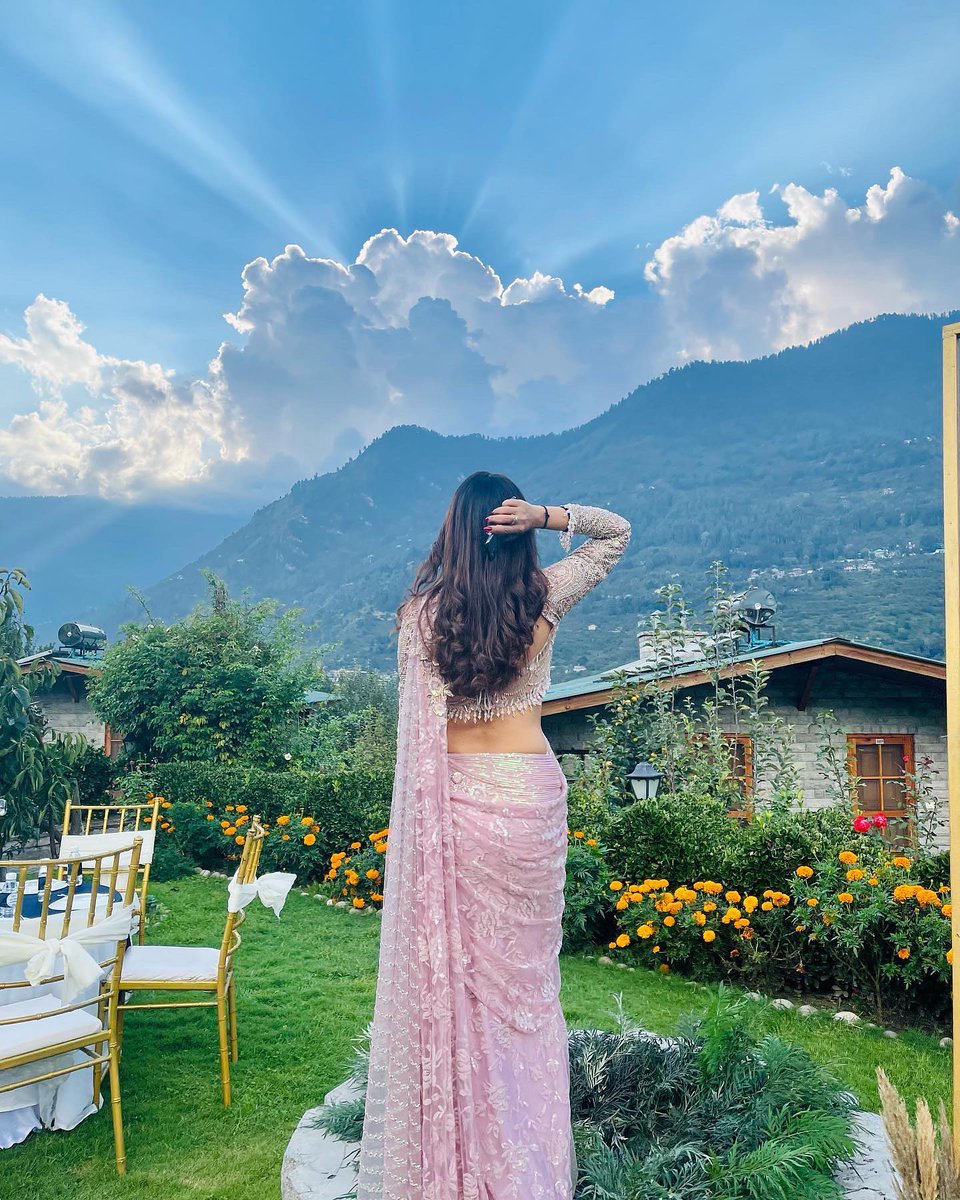 Ok33Official's tweet photo. Pink never goes out of fashion💕 #JasminBhasin slaying in a pink saree 💗 
@jasminbhasin https://t.co/2QrhDYmARJ