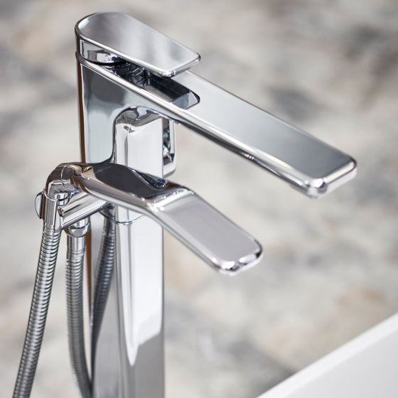 BakerandSoars's tweet photo. Extraordinary class from @PerrinandRowe's Hoxton Freestanding Bath Shower Mixer✨
👉The perfect combination with a freestanding bath to compliment a luxury bathroom🤍

🔗https://t.co/CPRTYIqyXp

#PerrinandRowe #BakerandSoars #LuxuryBathroom #PlumbersMerchant #PlumbingSupplies https://t.co/jebD7UM8cq