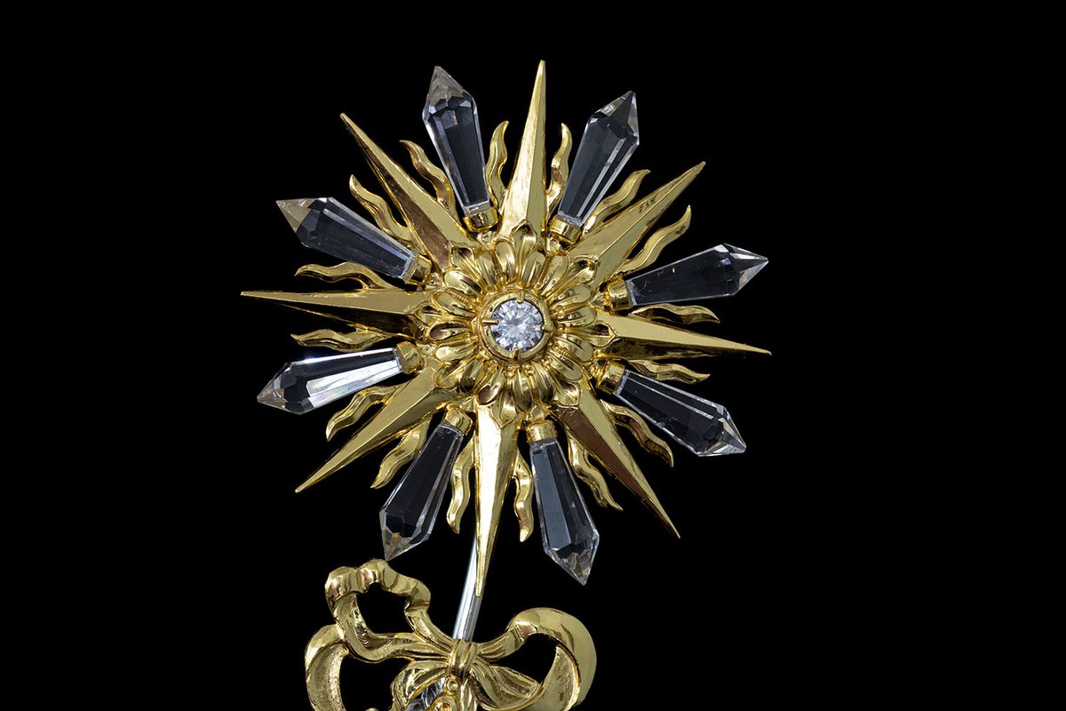 Nueva media luna para la coronación pontificia para la Virgen de la  Paz y Esperanza. Realizada por Jesús de Julián sobre diseño de Curro Claros. <a href="/HdadPazCordoba/">Hermandad de la Paz</a>