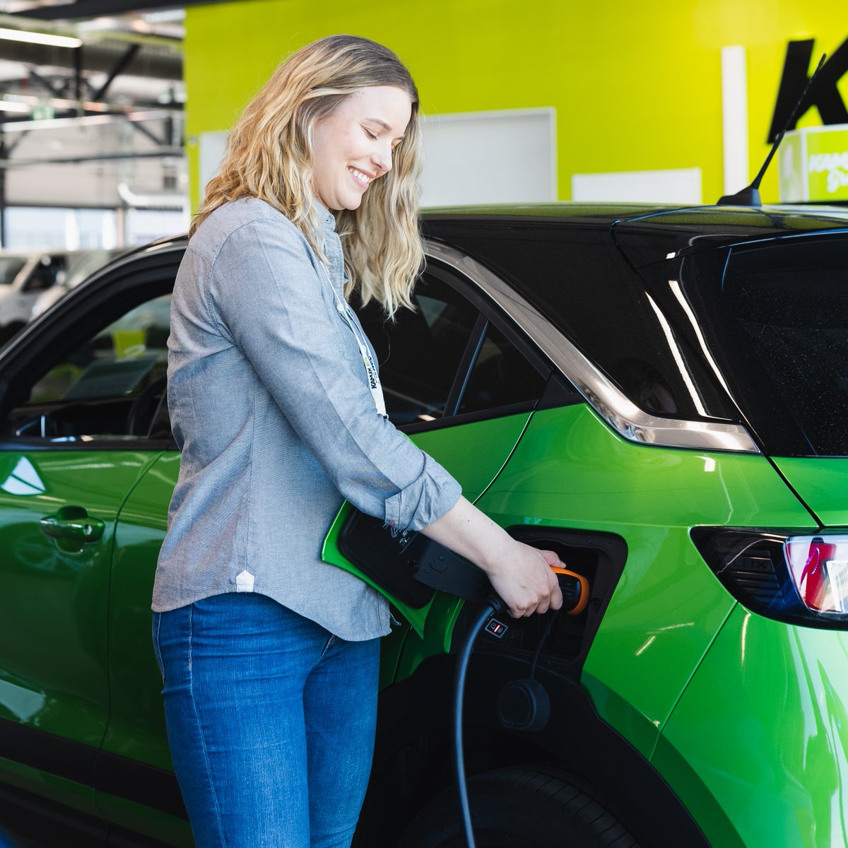 kamuxsuomi's tweet photo. Vaikka sähkön hinta onkin nyt korkealla, sähköautoilu on edelleen bensalla huristelua edullisempaa.⚡️Katso esimerkit!👉https://t.co/dXMMdd0KbK

#kamux #kamuxsuomi #sähköautoilunABC #sähköauto #sähkönhinta https://t.co/cj7E3kqqkt