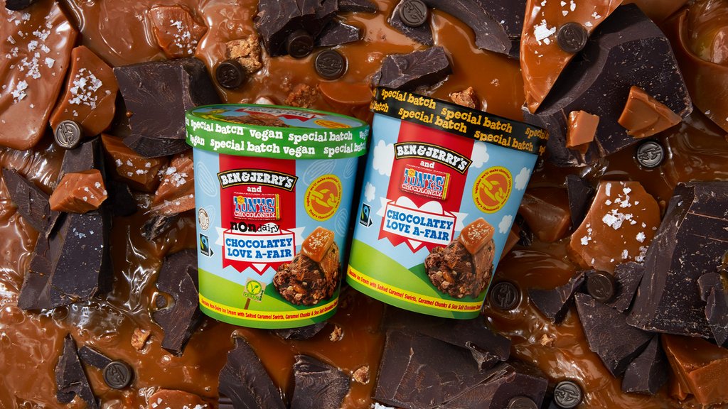 Es ist Liebe auf den ersten Biss! ❤️ Schokoladeneis mit gesalzenen Karamellstückchen, die auf der Zunge zergehen und jede Menge Schokoladen- und Karamellstückchen. Das nennen wir eine schokoladige Love A-Fair. Auch vegan zu haben! 
#benandjerrys #tonyschocolonly #eisliebe