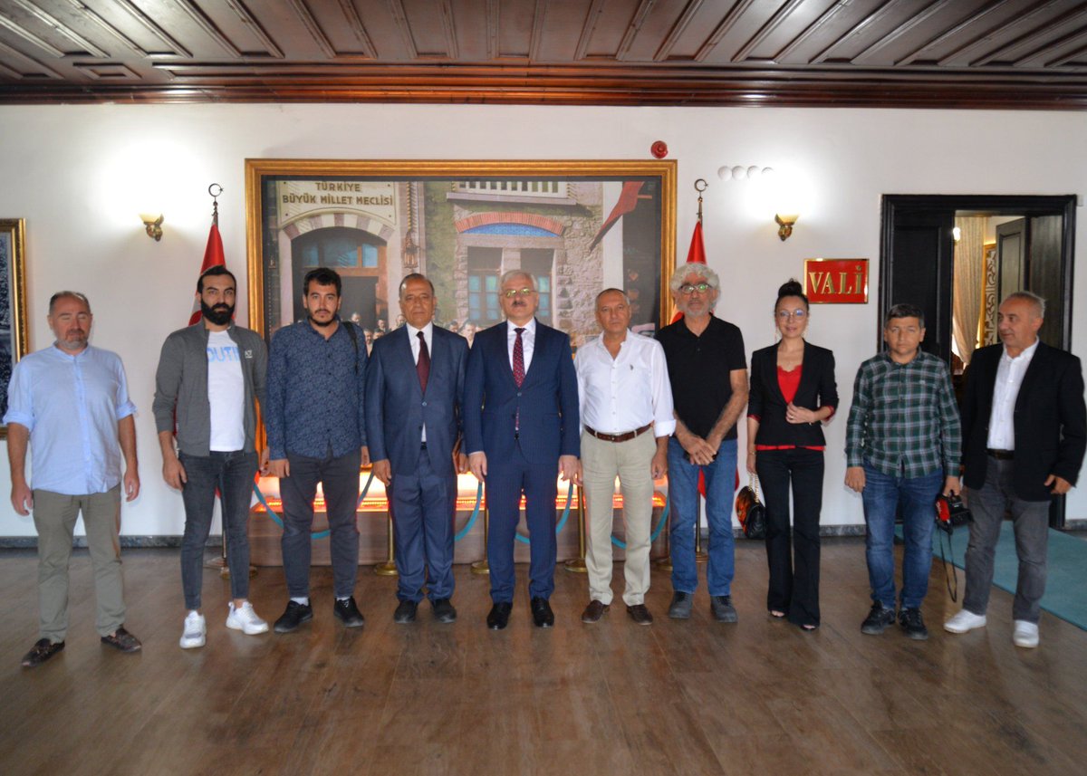 BOLU BATMAN DOSTLUK HATTI
Türkiye'de ilk petrol kuyusunu açan Bolulu Yüksek Jeoloji Mühendisi Cevat Eyüp Taşman aradan geçen 88 yıl sonra Bolu ve Batman arasında köprü oldu.  Batman'dan Bolu'ya gelen heyet 3 gün boyunca ilimizde temaslarda bulundu. bbv.org.tr/haberler/bolu-… #bolu