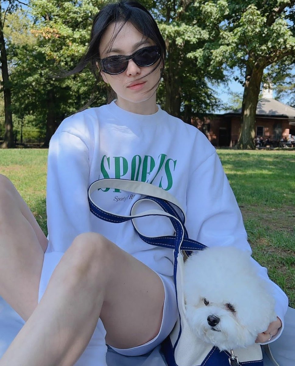 HyeKyoOnly's tweet photo. I miss you! You're glowing and looking so fresh! I love it!😘
and hello, there pretty Ruby!☺️ https://t.co/M46ZgLfXns