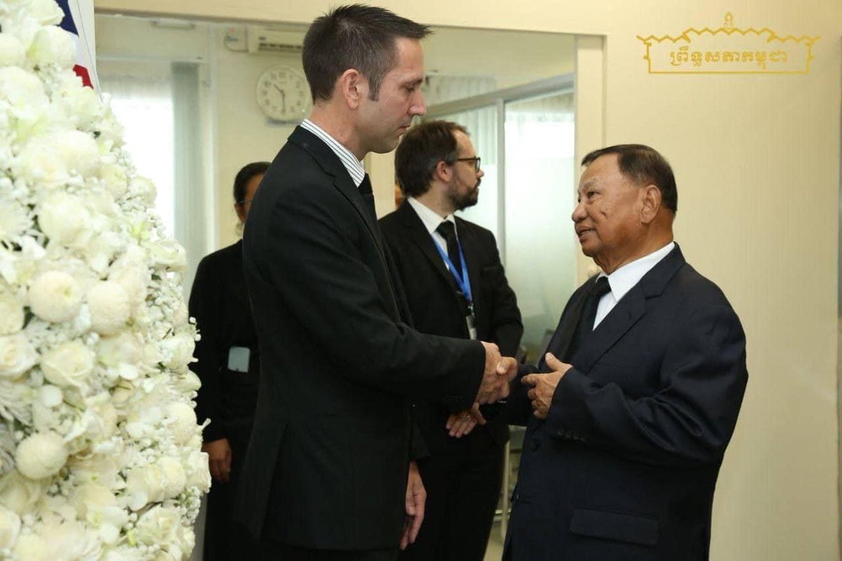 ukincambodia's tweet photo. We are honoured to welcome Samdech Prime Minister Hun Sen and Samdech Vibolsena Pheakdei Say Chhum to sign the book of condolence for Her Majesty Queen Elizabeth II at the British Embassy today. https://t.co/oOIEldX1cT