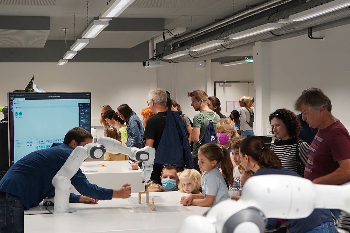 RobokindDE's tweet photo. Das war er der diesjährige Entdeckertag. Wir haben uns sehr über das zahlreiche Erscheinen gefreut und hoffen, dass die „Roboter Bonbons“ 🍬geschmeckt haben! 🦾 

#robotik #robokind #entdeckertag #ausprobieren #mitmachen #bildung #ki #roboticscityhannover #regionhannover #danke https://t.co/e62P8PXKw0