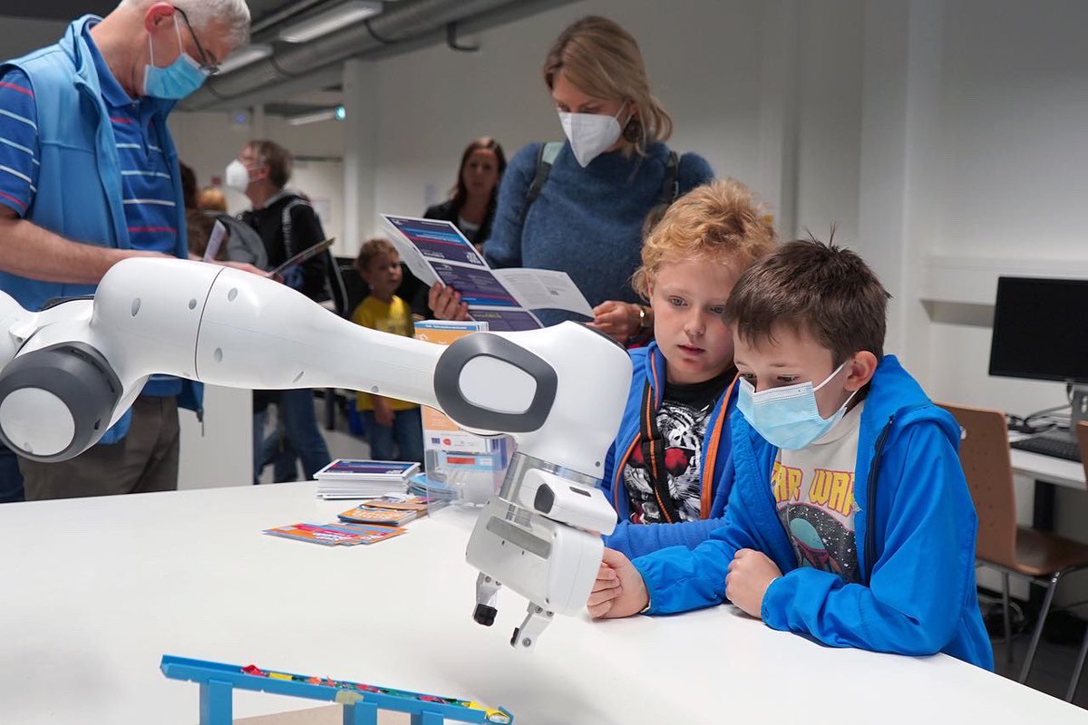 RobokindDE's tweet photo. Das war er der diesjährige Entdeckertag. Wir haben uns sehr über das zahlreiche Erscheinen gefreut und hoffen, dass die „Roboter Bonbons“ 🍬geschmeckt haben! 🦾 

#robotik #robokind #entdeckertag #ausprobieren #mitmachen #bildung #ki #roboticscityhannover #regionhannover #danke https://t.co/e62P8PXKw0