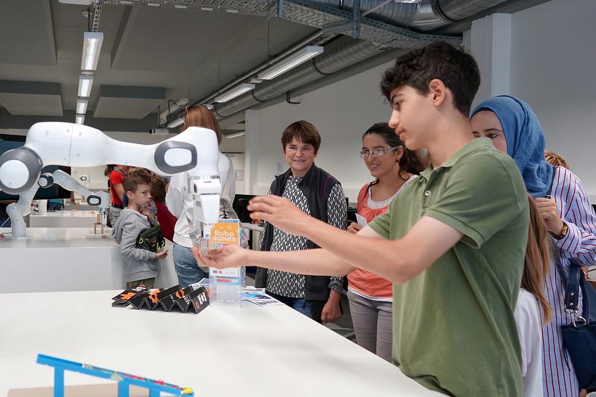 RobokindDE's tweet photo. Das war er der diesjährige Entdeckertag. Wir haben uns sehr über das zahlreiche Erscheinen gefreut und hoffen, dass die „Roboter Bonbons“ 🍬geschmeckt haben! 🦾 

#robotik #robokind #entdeckertag #ausprobieren #mitmachen #bildung #ki #roboticscityhannover #regionhannover #danke https://t.co/e62P8PXKw0