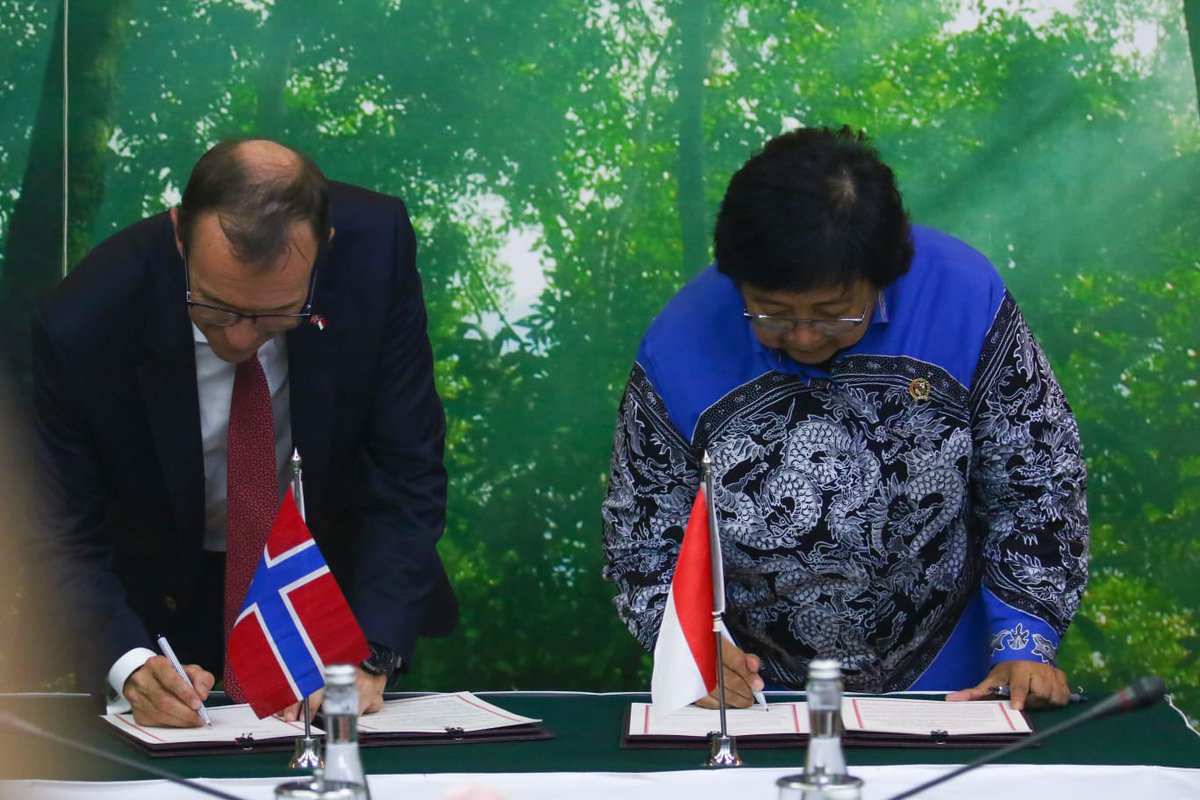 Climateforest's tweet photo. New #ClimateForest partnership between Indonesia and Norway signed in #Jakarta by @SitiNurbayaLHK and @EspenBarthEide today. 🇳🇴 proud to support 🇮🇩’s ambitions for FOLU net sink in 2030. Indonesia is reporting lowest deforestation rates in 20 yrs. https://t.co/xBNDXHK58C