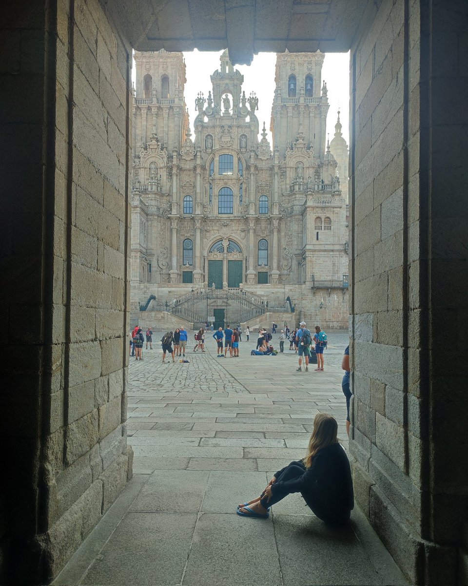 NyappyYume's tweet photo. Il y a 1 mois tout pile j'arrivais à Saint Jacques de Compostelle, après 32 jours de marche et 800 km parcourus! Même encore aujourd'hui, j'ai du mal à réaliser tout le chemin effectué, tout le cheminement intérieur, toutes les émotions qui m'ont traversées... C'était intense! https://t.co/hne9NiL2CO