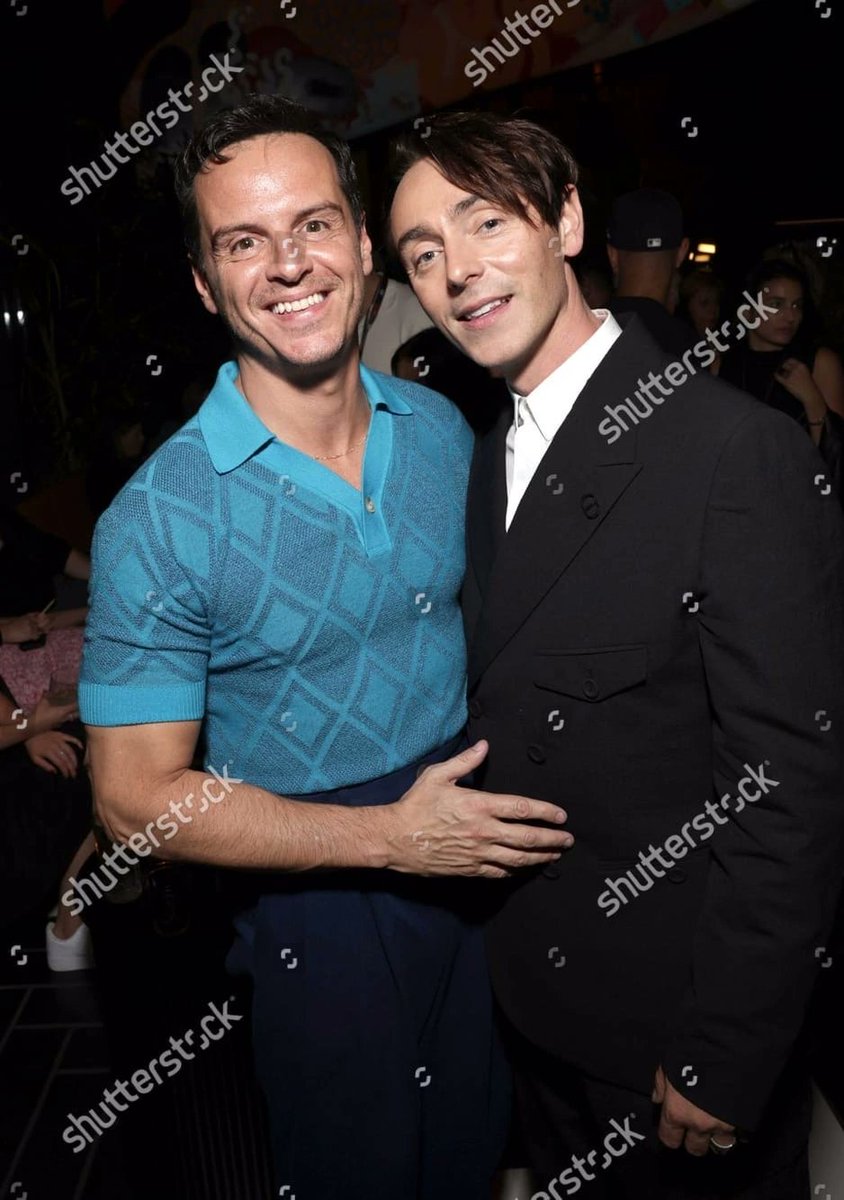 эндрю ты на правильном пути 😌😌
я где-то глубоко в мыслях понимаю, что они знакомы и вместе играли в спектакле, но всё равно это кажется чем-то невероятным