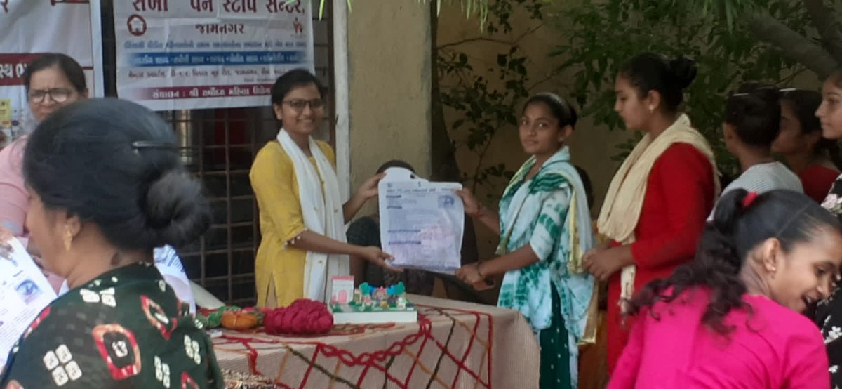 ICDSJamnagar's tweet photo. પોષણ માસ-2022 અંતર્ગત જામનગર જિલ્લાના મૂંગણી ગામે કિશોરીઓ દ્વારા વેસ્ટમાંથી બેસ્ટની હરિફાઈનું આયોજન કરવામાં આવેલ, ઉત્તીર્ણ થયેલ કિશોરીઓને શિલ્ડ આપી સન્માનિત કરવામાં આવેલ. તેમજ ઉપસ્થિત તમામ કિશોરીઓને હાઇજિન કિટ નું વિતરણ કરવામાં આવેલ.

#PoshanMaah2022
@WCDGujarat  @ddojamnagar2 https://t.co/zoeZt4snb8