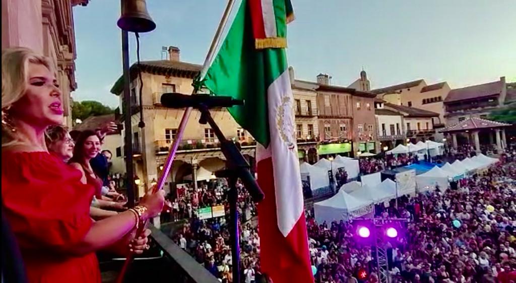 ConsulMexBCN's tweet photo. Se escuchó fuerte, emotivo y fraterno #ElGrito en #Barcelona anoche, 11 de septiembre @PobleEspanyol 

¡Gracias @MEXCATBarcelona, comunidad mexicana, amistades y autoridades que hicieron posible esta conmemoración de CCXII Aniversario de Independencia Nacional!

¡Viva México! 🇲🇽 https://t.co/sNRSyMZgZu