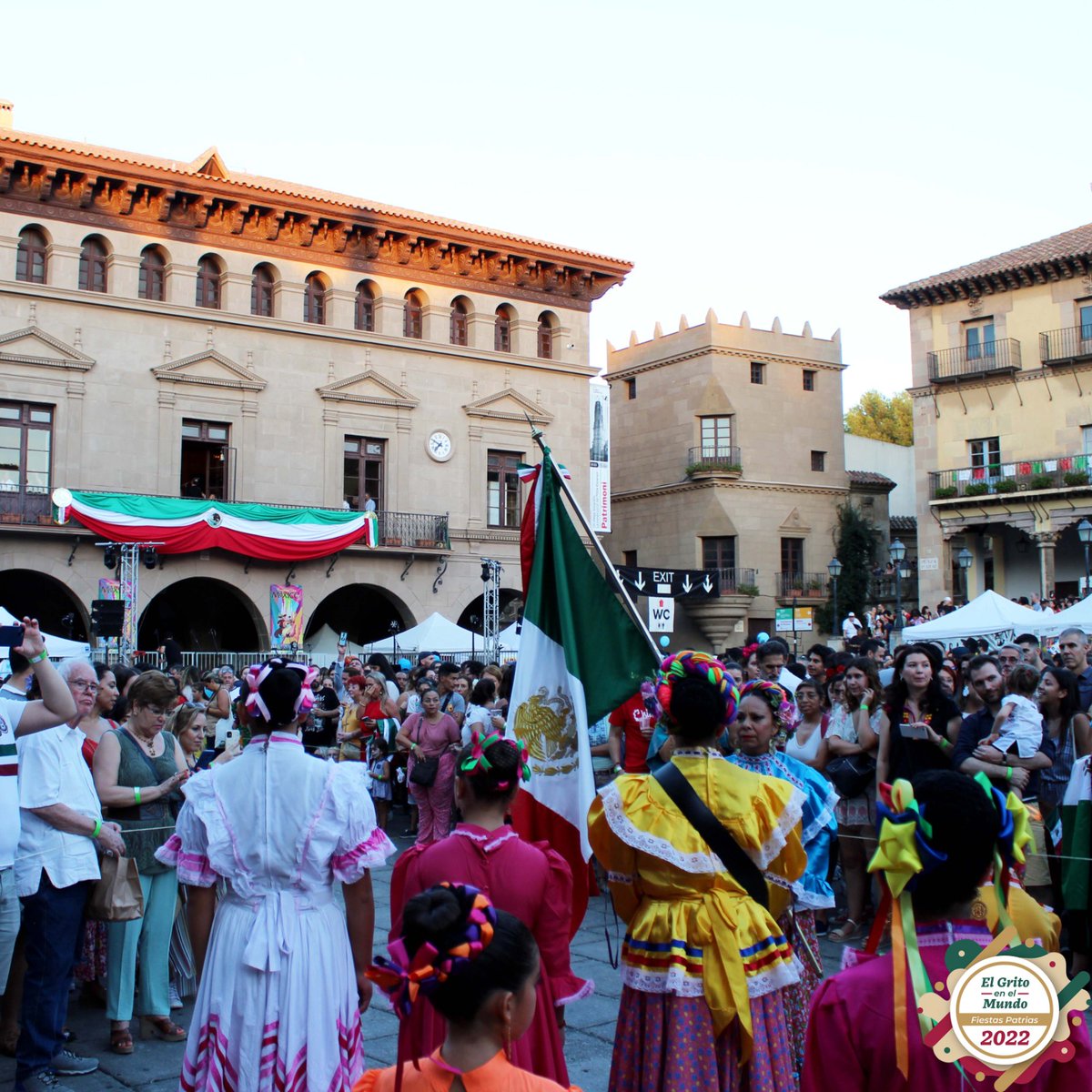 ConsulMexBCN's tweet photo. Se escuchó fuerte, emotivo y fraterno #ElGrito en #Barcelona anoche, 11 de septiembre @PobleEspanyol 

¡Gracias @MEXCATBarcelona, comunidad mexicana, amistades y autoridades que hicieron posible esta conmemoración de CCXII Aniversario de Independencia Nacional!

¡Viva México! 🇲🇽 https://t.co/sNRSyMZgZu