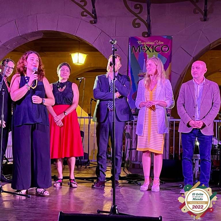 ConsulMexBCN's tweet photo. Se escuchó fuerte, emotivo y fraterno #ElGrito en #Barcelona anoche, 11 de septiembre @PobleEspanyol 

¡Gracias @MEXCATBarcelona, comunidad mexicana, amistades y autoridades que hicieron posible esta conmemoración de CCXII Aniversario de Independencia Nacional!

¡Viva México! 🇲🇽 https://t.co/sNRSyMZgZu