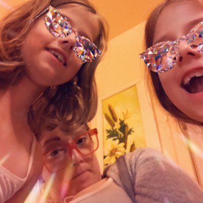 #NewProfilePic TWIN POWER!!! Mommy couldn’t compete her spectacles weren’t as cool!
