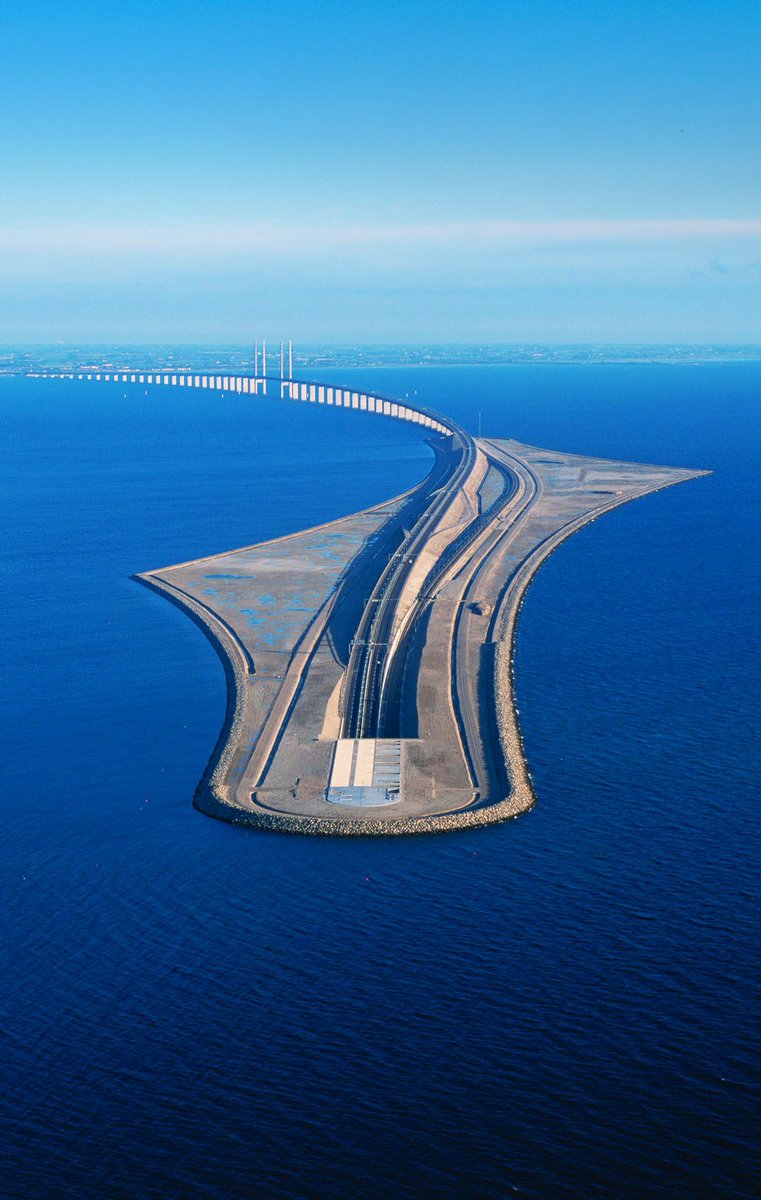 JamesLucasIT's tweet photo. Questo ponte collega la Svezia alla Danimarca trasformandosi in un tunnel sottomarino per attraversare i 4 km dello stretto dell'Oresund. https://t.co/TiypOQXb9e