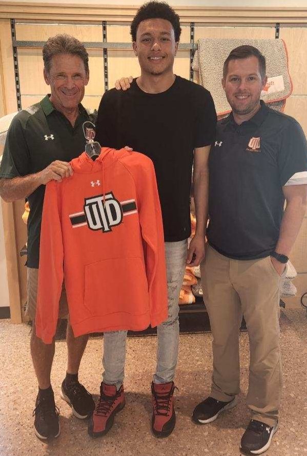 J_River4's tweet photo. After an Amazing visit, I'm Very Thankful to have received An OFFER From UTD! Thank You for having me Coach Butterfield &amp; Coach Fleming! ☄️🏀
@Jfleming5 @UTDALLAS_MBB @Coogshoops @BRYANT_TAYLOR2 @OsborneBrandon https://t.co/ZA9BkSneCo