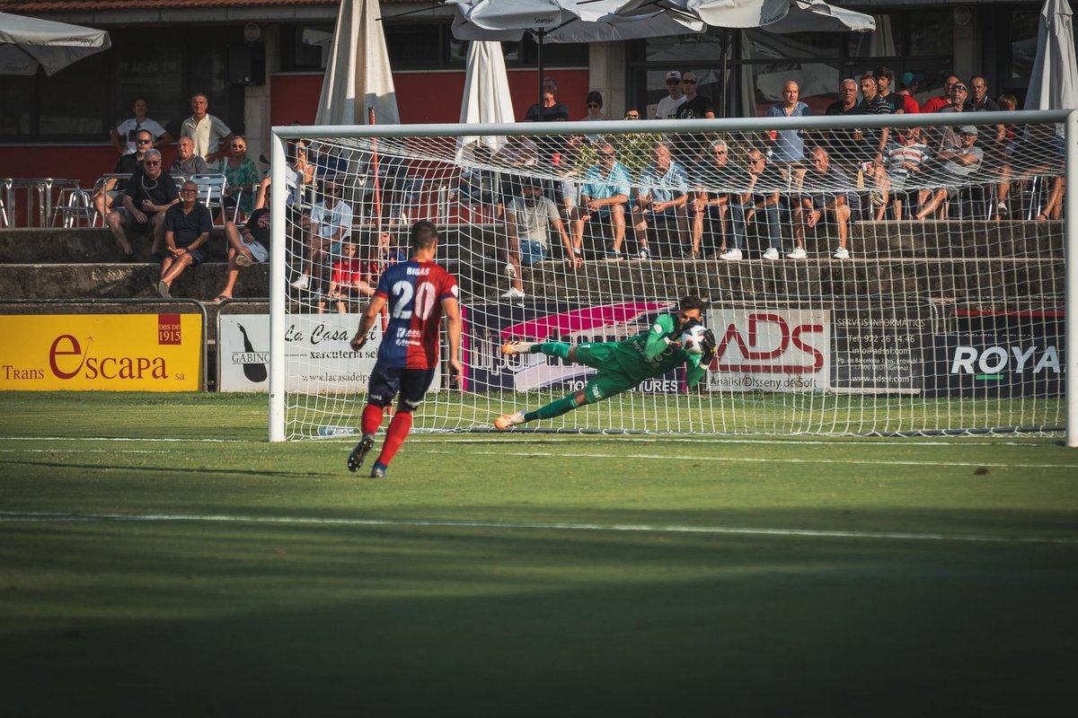 UEO1921's tweet photo. 🔐🏠 

𝑵𝒐𝒕 𝒊𝒏 𝒎𝒚 𝒉𝒐𝒖𝒔𝒆

Albert Batalla, escollit MVP de l'#OlotTeruel pels companys de @RadiolotEsports

🧤 Reflexos, seguretat i actuació decisiva del porter de Balaguer per quedar-nos amb un valuós punt. 

🚧 Prohibit el pas, @BatallaPorta!

#JuntsMésAmunt #2RFEF3 https://t.co/D4d2nJQpxO