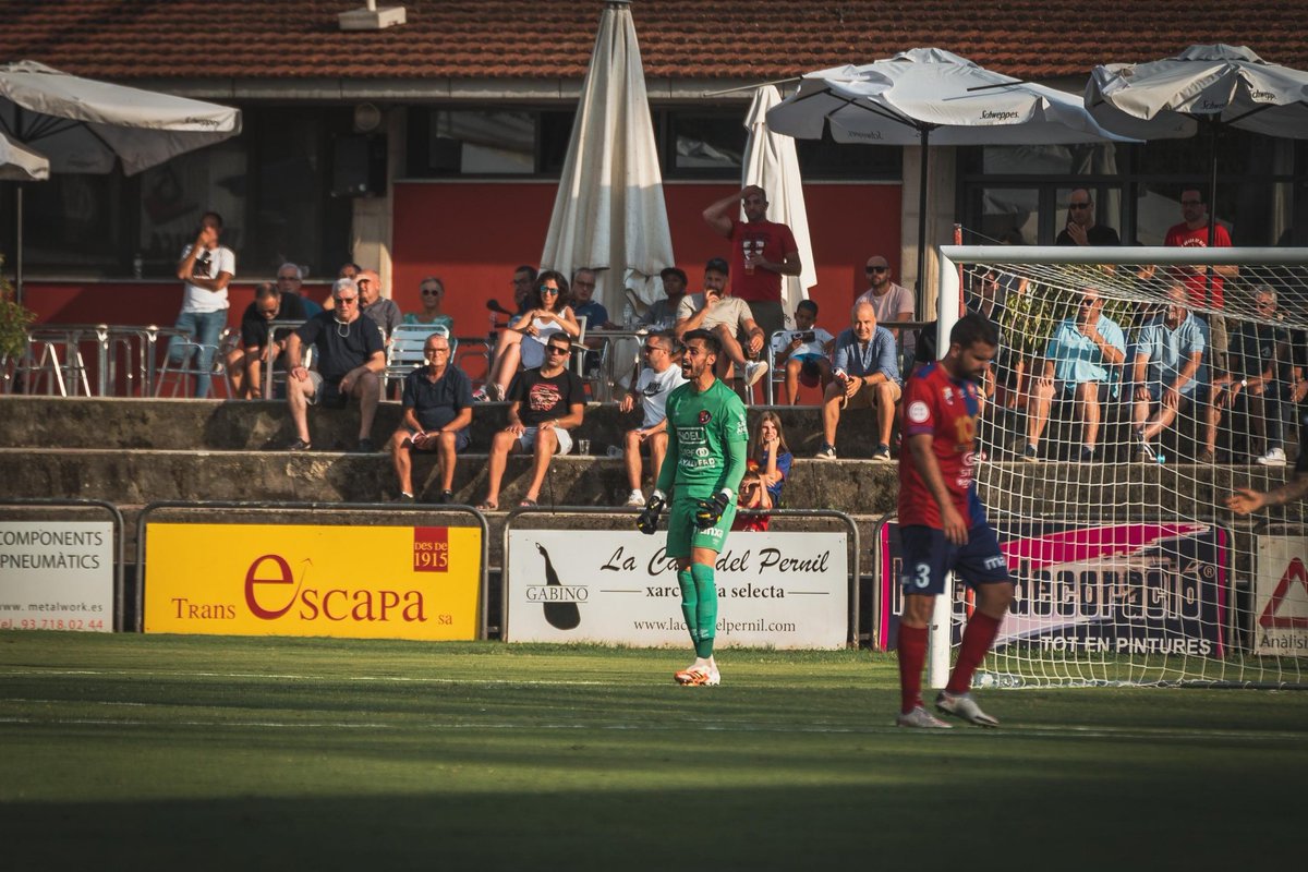 UEO1921's tweet photo. 🔐🏠 

𝑵𝒐𝒕 𝒊𝒏 𝒎𝒚 𝒉𝒐𝒖𝒔𝒆

Albert Batalla, escollit MVP de l'#OlotTeruel pels companys de @RadiolotEsports

🧤 Reflexos, seguretat i actuació decisiva del porter de Balaguer per quedar-nos amb un valuós punt. 

🚧 Prohibit el pas, @BatallaPorta!

#JuntsMésAmunt #2RFEF3 https://t.co/D4d2nJQpxO