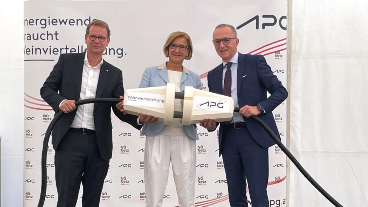 5,4,3,2,1 der nachhaltige Strom fließt sicher aus Niederösterreich in die Welt. Danke für d gute Zusammenarbeit im Sinne der #Energiezukunft an <a href="/evnergy/">EVN</a>, das Land NÖ, das Netz NÖ und die Gemeinde Zaya. Mehr dazu hier: bit.ly/3Dz030n
#Erneuerbare #SichereStromversorgung