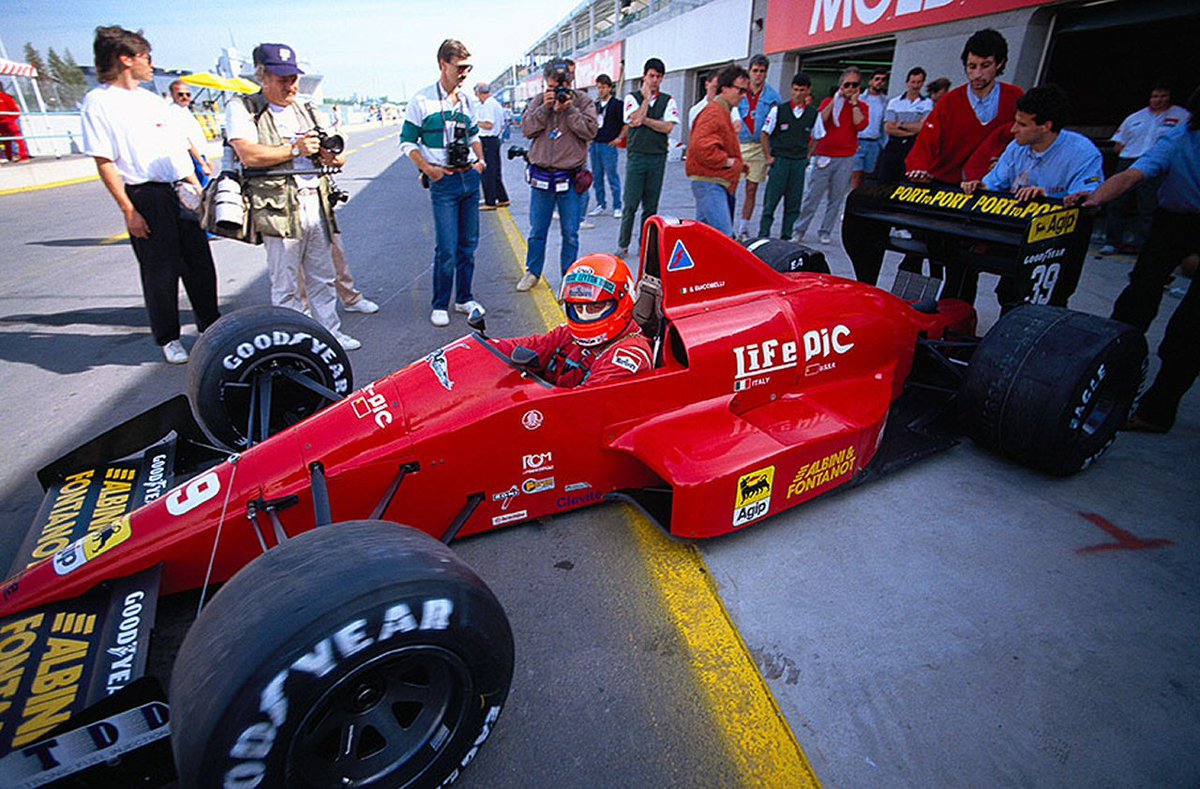 Fra55oni's tweet photo. Dalla #FirstF1 🏁 che tentò l'ingresso nella massima formula all'avventura #LifeF1 1990... 🔴

Si parlerà anche di #FirstRacing con il prossimo ospite di #MotorphoneTV! 👀

@UnracedF1 @1990sF1 @mom4i @F1Memories @MatteoLandi10 @elledinicola

copyright sconosciuto https://t.co/BKk4B2dP2p
