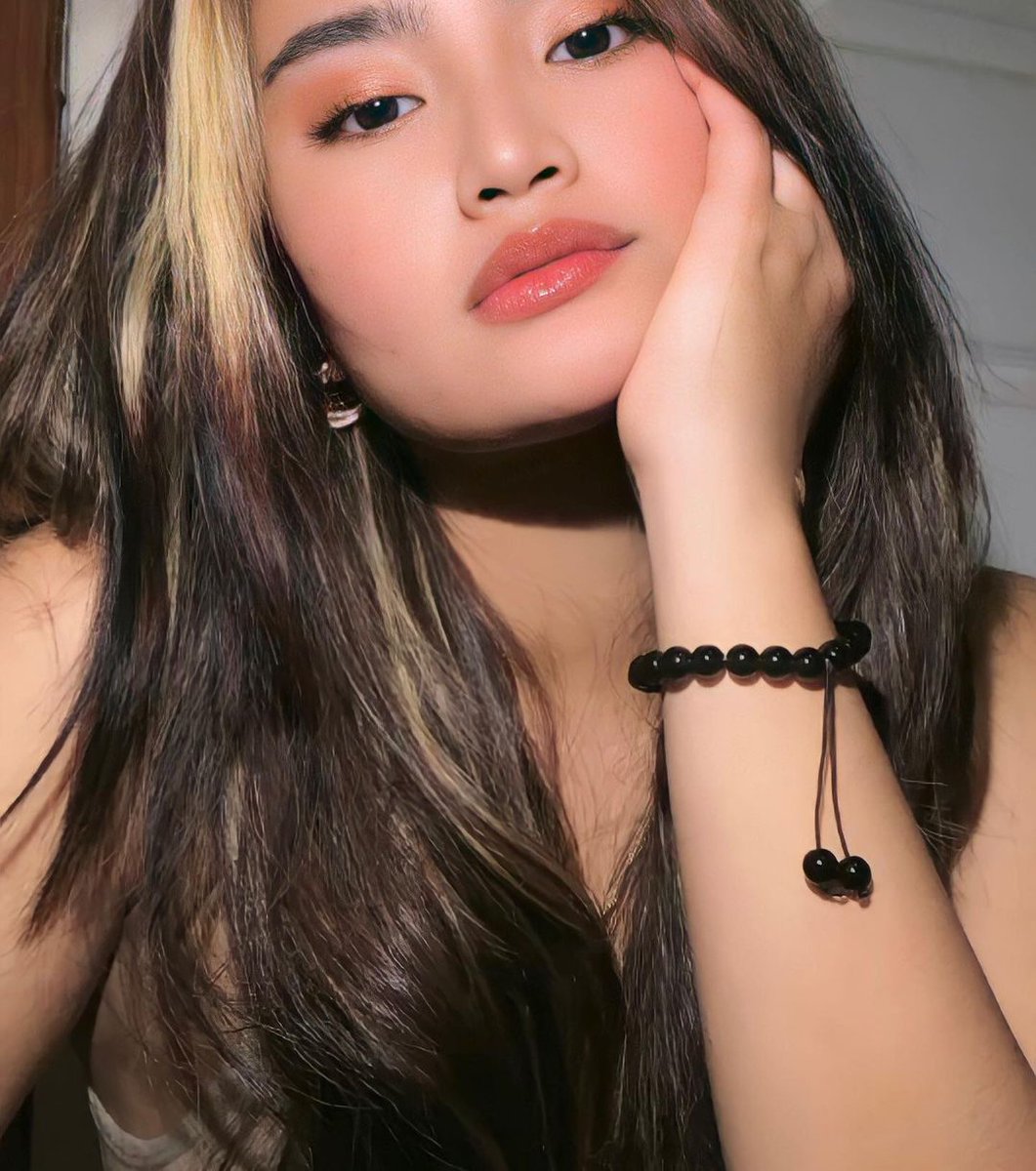 HeartWilson3's tweet photo. Did my own make up tho😭 https://t.co/8pJ290wA5E