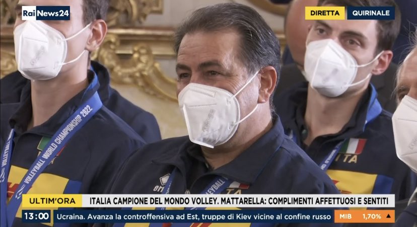Nuvolaviola1's tweet photo. Guardatelo tutto felice e orgoglioso quando Mattarella parlava di lui e dei suoi ragazzi 🥹🫶🏼 #italvolley https://t.co/sL4LrLZe3f