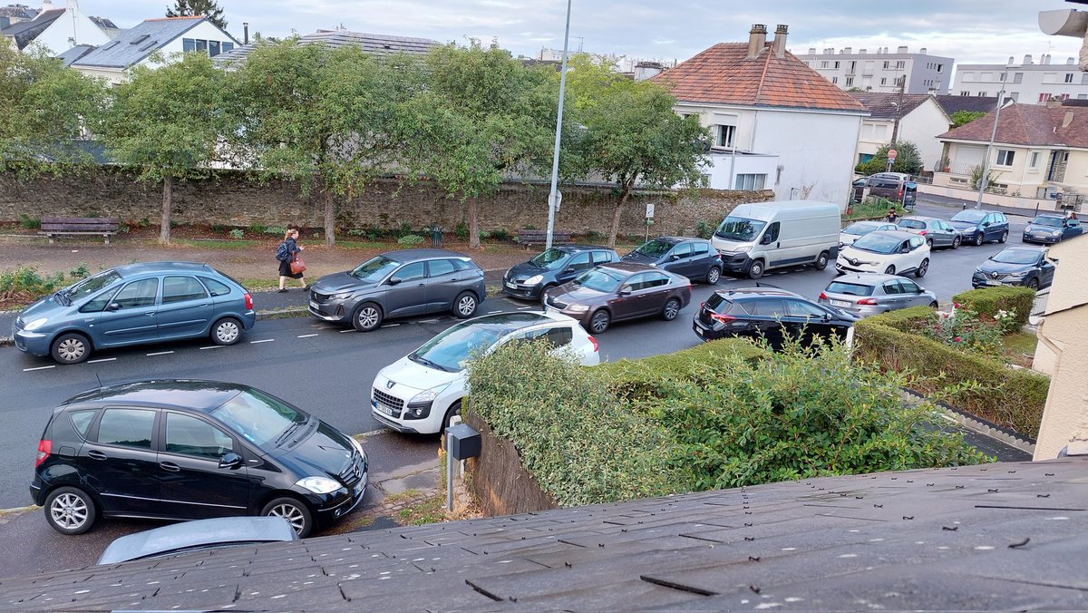 imhotep44's tweet photo. @Arthur_Cbn @SimonCiteau #Nantes @NantesMetropole. Rue jean Julien Lemordant. Matin et soir une voie et des trottoirs impraticables autour de l'école Notre Dame de Toutes Aides. Les écoliers et les riverains attendent la réunion d'information promise avant l'été avec impatience! https://t.co/83FSVZCFy0