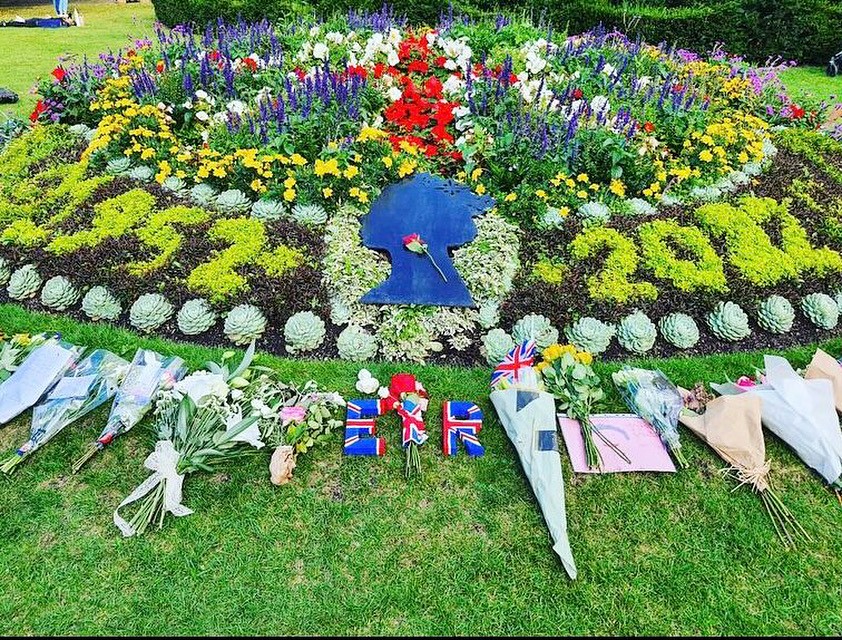 A beautiful tribute to Queen Elizabeth II in Parade Gardens 🌹🌸🌻
.
.
#paradegardens #bath #visitbath #explorebath #yourbathcity #tribute #bathuk #flowers #somerset #gardens