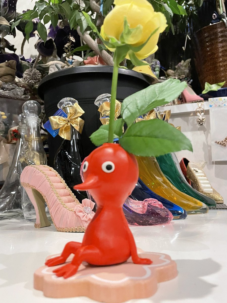 studio_foo's tweet photo. ピクミンの一輪挿し作りました。
お花を挿して本当の完成🌸
葉っぱはご愛嬌🌱
可愛くできた☺️ https://t.co/oIqeLRHTTm