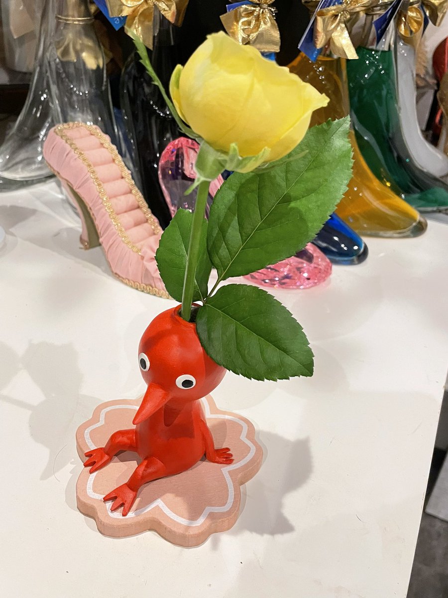 studio_foo's tweet photo. ピクミンの一輪挿し作りました。
お花を挿して本当の完成🌸
葉っぱはご愛嬌🌱
可愛くできた☺️ https://t.co/oIqeLRHTTm