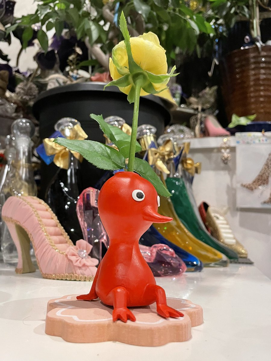 studio_foo's tweet photo. ピクミンの一輪挿し作りました。
お花を挿して本当の完成🌸
葉っぱはご愛嬌🌱
可愛くできた☺️ https://t.co/oIqeLRHTTm