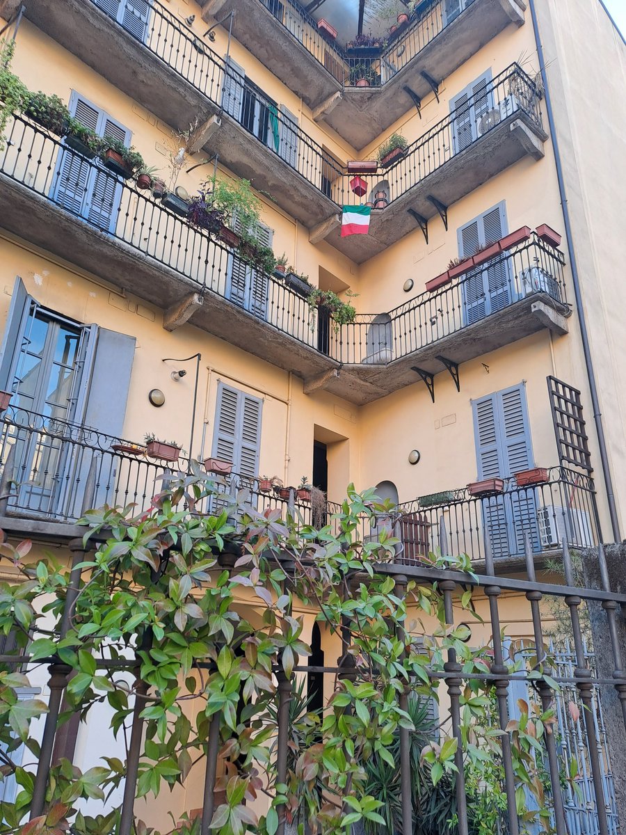 undabuda's tweet photo. Popolo italiano, con gioia, oggi ho visto la nostra bandiera su questo balcone.😊#Italianavera https://t.co/BEj5Yakd7q