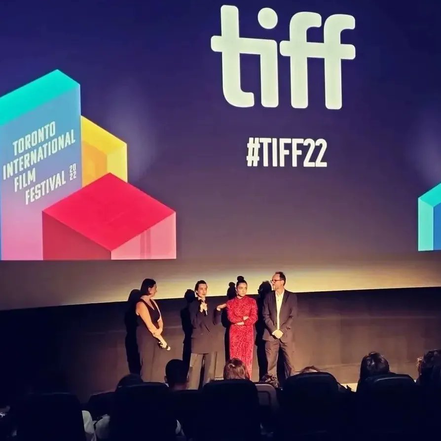 Selcen Ergun’un ilk uzun metrajlı filmi ‘Kar ve Ayı’nın, dünya prömiyeri 47. Toronto Uluslararası Film Festivali’nin önemli keşif filmlerine yer verilen Discovery Bölümü’nde yapıldı. Selcen Ergun’a filmin başrol oyuncusu Merve Dizdar ve görüntü yönetmeni Florent Herry eşlik etti.
