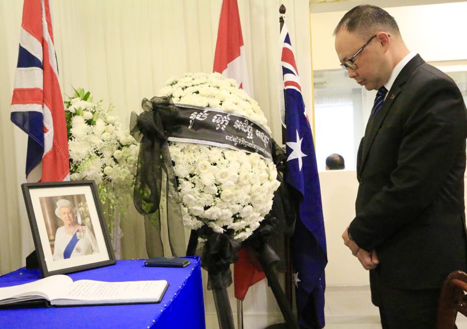AusEmbPP's tweet photo. Signed the condolence book @ukincambodia this afternoon, shortly before PM Hun Sen did likewise on behalf of 🇰🇭 Gov’t. Thanks to @DomWUK for inviting 🇦🇺+ 🇨🇦 to this event, as the only other nations represented in Phnom Penh to have had Her Majesty as their Head of State 🙏🏽 https://t.co/UxCsO3EFnv