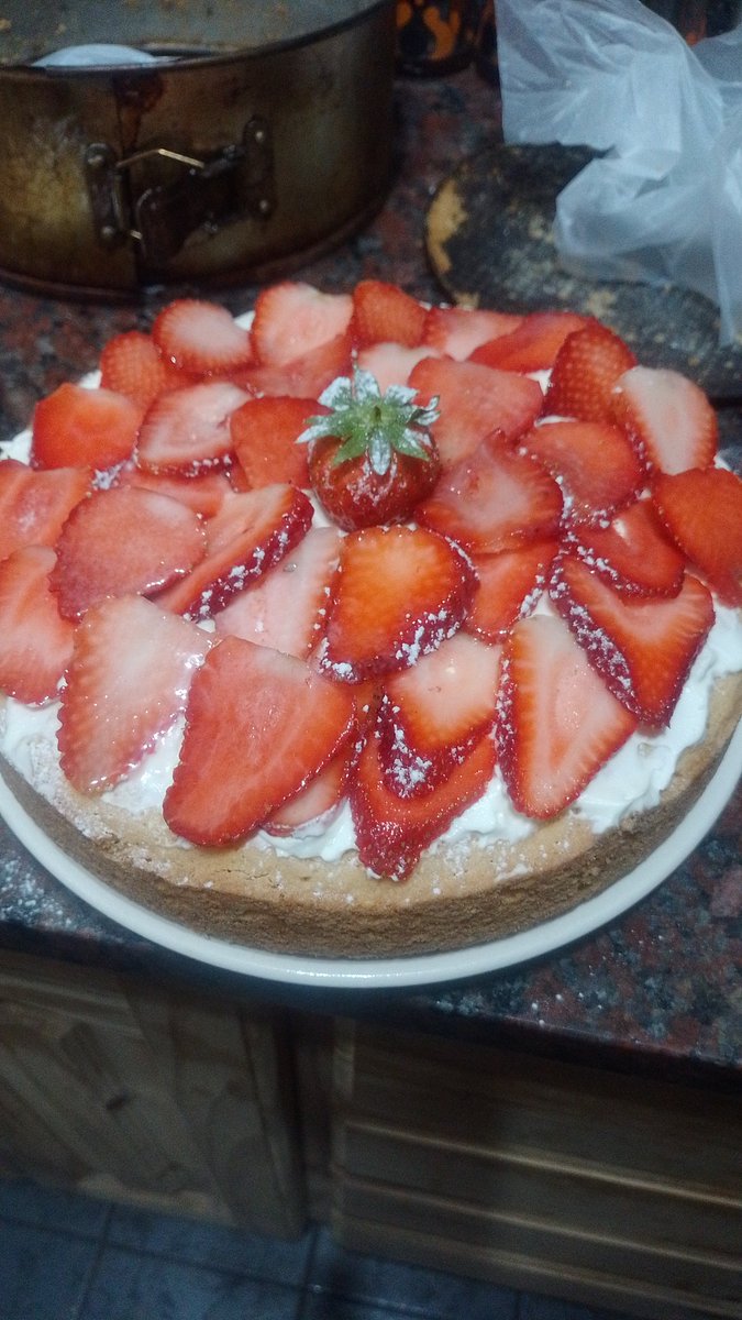 Natlif84's tweet photo. La torta de frutillas con crema que hice para mí amiga ❤️ https://t.co/QWWKnaUt2L