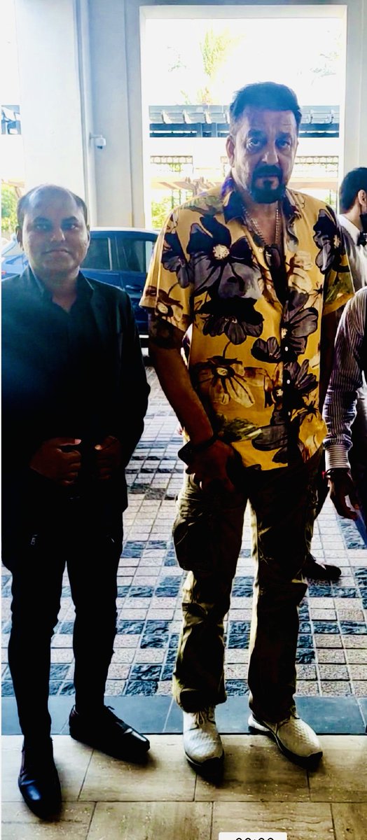 okil_786's tweet photo. Spent a very good time with #Sanju_Baba such a great person. It was nice meeting you.
#sanjaydutt #baba #sanjubaba #legendaryactor #bollywoodsuperstar #dynamicpersonality @duttsanjay https://t.co/CWrJMd6Aqd