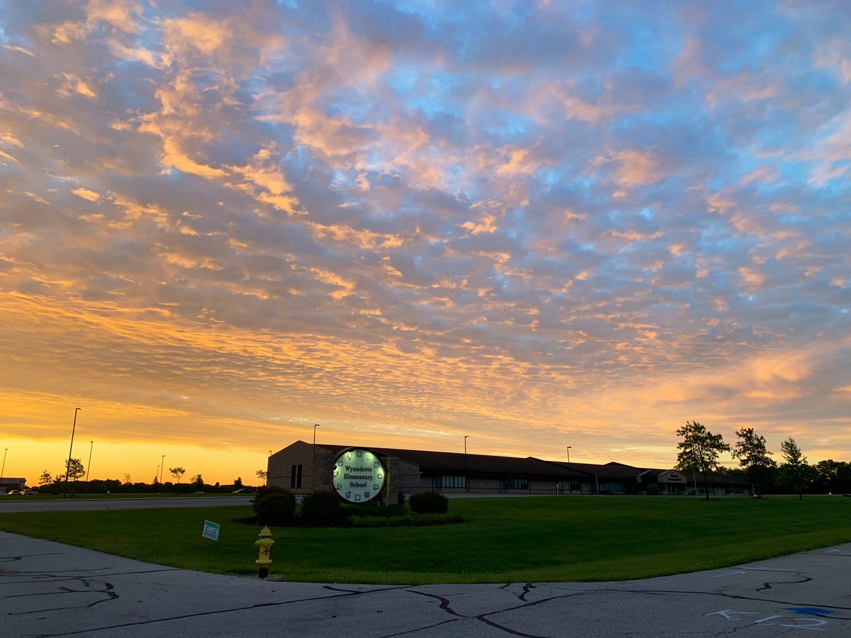AlyssaHartTSC's tweet photo. Good morning, Wyandotte! @WYEPrincipal https://t.co/LbSNKczKeG