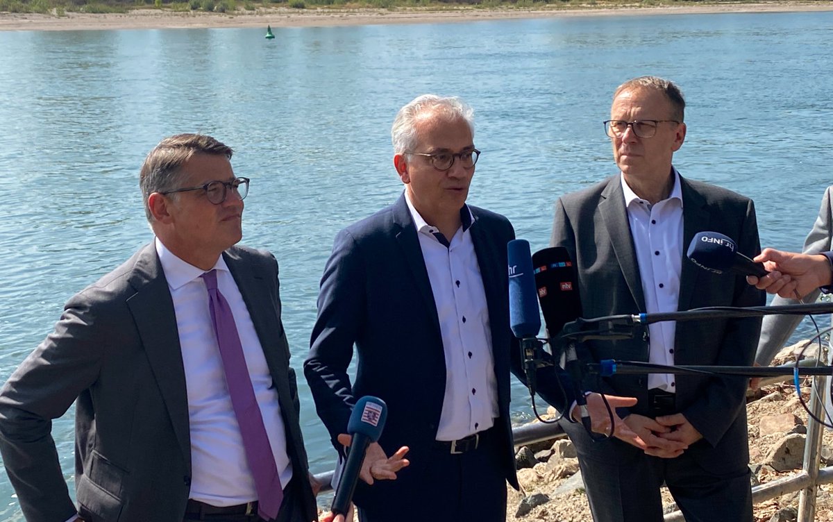 RegHessen's tweet photo. .@talwazir zur Rheinwasseraufbereitung: "#Hessen hat keinen flächendeckenden Wassermangel, allerdings sind die Grundwasserbestände sehr unterschiedlich &amp; zunehmend niedriger. Wir bereiten uns darauf vor, die Wasserversorgung auch in längeren Trockenperioden aufrechtzuerhalten." https://t.co/pFJQXcvprE