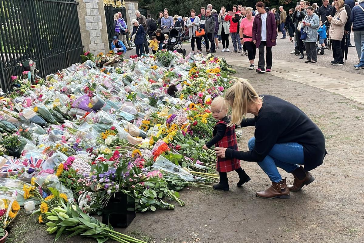 Bob_cart124's tweet photo. "Queen Elizabeth was the most popular British Monarch"

If flowers are anything to go by, Princess Diana was WAAAY more popular.

Queen Elizabeth clearly never recovered from that scandal..

#QueenElizabethII #PrincessDiana https://t.co/o8CSBgDQLn