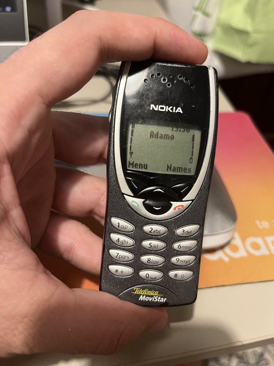 Saps quin mòbil té pantalla always on?? EL MEU NOKIA 8210 del 2002. Què! Ara qui riu?? Eh!? Pos eso. #PuntJocIPartit #NokiaVintage #iphone14