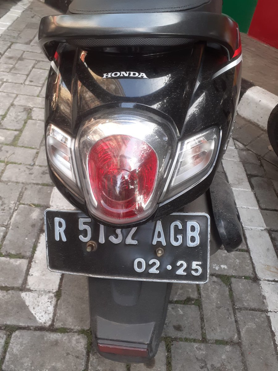 RiyanHanafi13's tweet photo. Bang @OrenBarat @Bola_Jakarta minta tolong kali aja follower nya yg nemu STNK motor ini daerah jln. Epicentrum dan sekitarnya arah ke pasar rumput 🙏🙏🙏 https://t.co/MSfftUlsy1