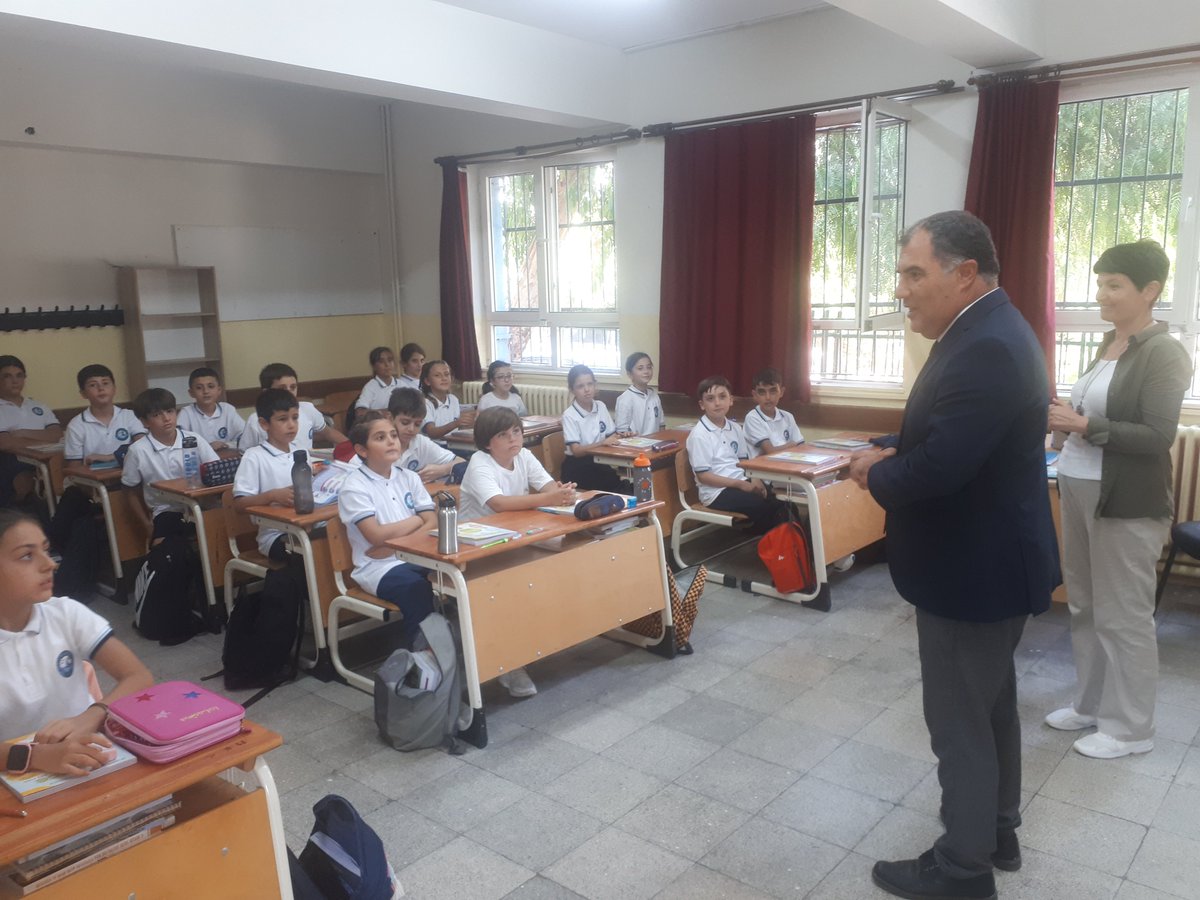Guzelbahce_MEM's tweet photo. İlçe Milli Eğitim Müdürümüz Murat Çevik yeni eğitim-öğretim yılının başlaması dolayısıyla Ali Bayırlar İlkokulu ve Ortaokulunu ziyaret edip öğrencilere ve öğretmenlere başarılar diledi. @izmir_ilmem @guzelbahcekay @MuratCevik5845 https://t.co/dBJDpzqBo2