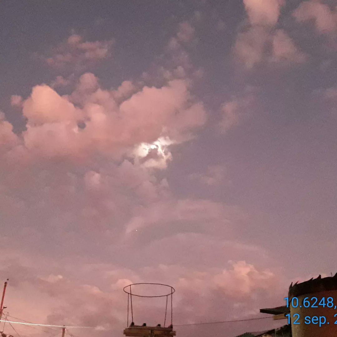MeteoZulia's tweet photo. Y así despues de una noche humeda y calurosa, llega este bonito Amanecer en #Maracaibo #Lunes #12Sep2022
#Felizdia #FelizSemana
#Sol
#Sun #Sunrise #SunriseLovers #Clouds #CloudsLovers #Storm #StormHours #StormLovers #Picoftheday #ThePhotoHour https://t.co/Ho82V334LB