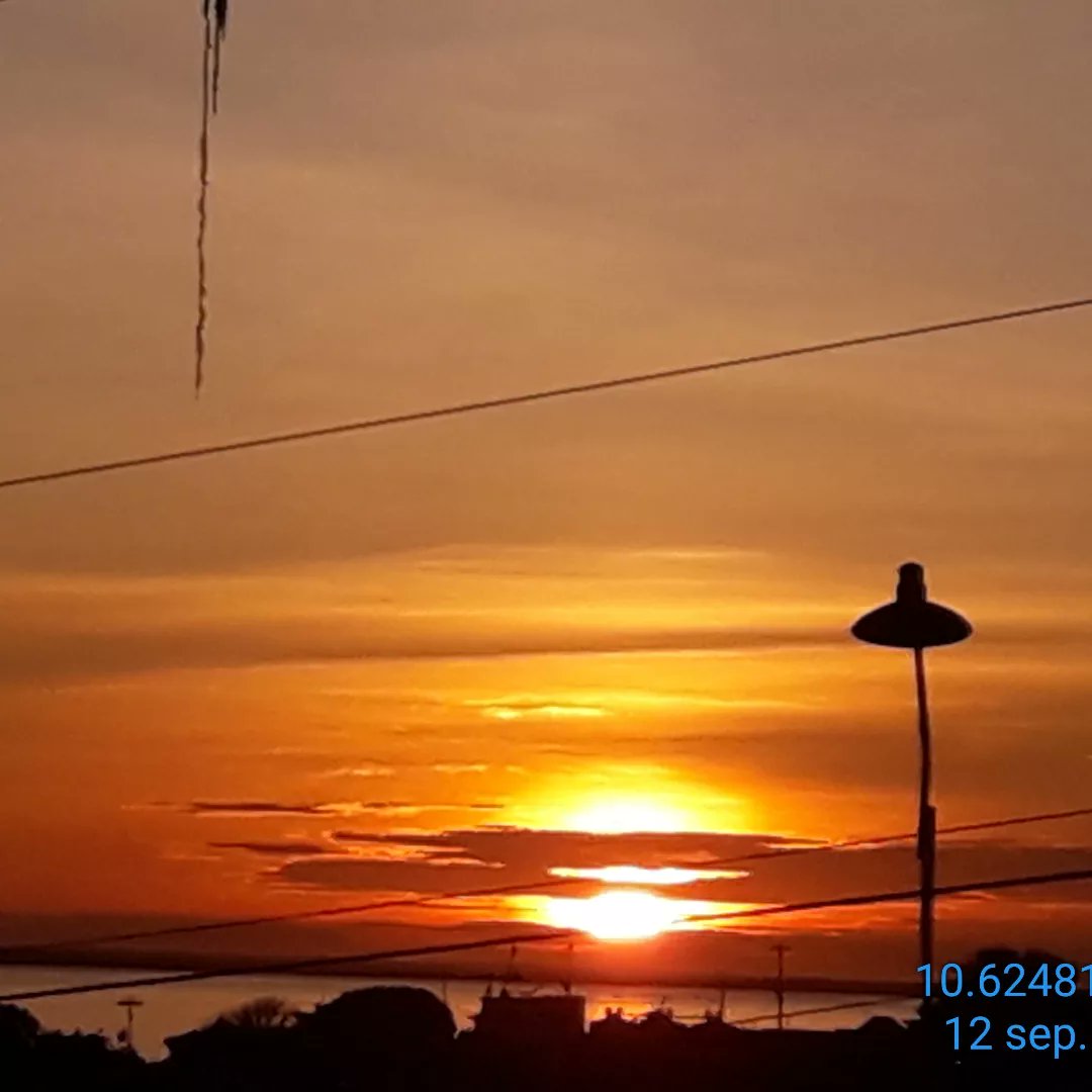 MeteoZulia's tweet photo. Y así despues de una noche humeda y calurosa, llega este bonito Amanecer en #Maracaibo #Lunes #12Sep2022
#Felizdia #FelizSemana
#Sol
#Sun #Sunrise #SunriseLovers #Clouds #CloudsLovers #Storm #StormHours #StormLovers #Picoftheday #ThePhotoHour https://t.co/Ho82V334LB