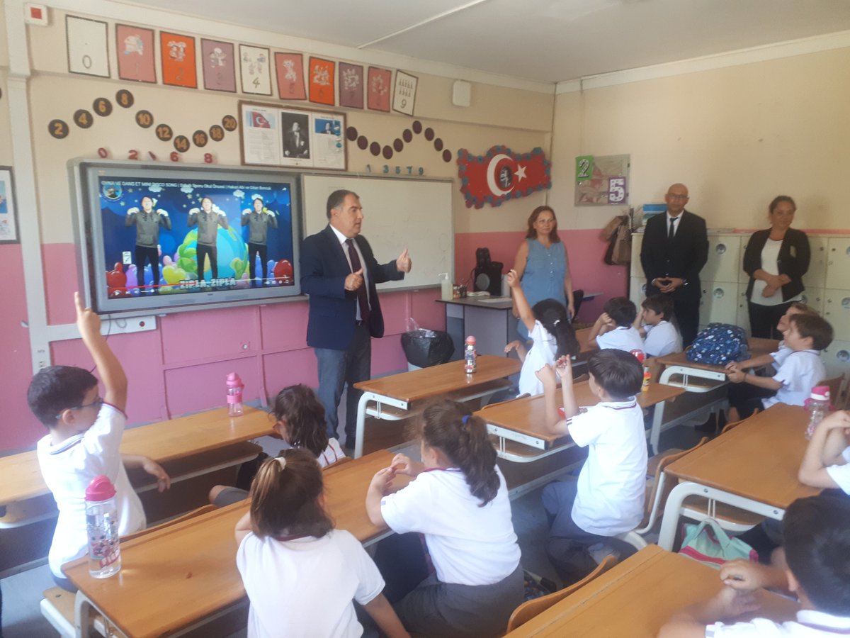 Guzelbahce_MEM's tweet photo. İlçe Milli Eğitim Müdürümüz Murat Çevik yeni eğitim-öğretim yılının başlaması dolayısıyla Ali Bayırlar İlkokulu ve Ortaokulunu ziyaret edip öğrencilere ve öğretmenlere başarılar diledi. @izmir_ilmem @guzelbahcekay @MuratCevik5845 https://t.co/dBJDpzqBo2
