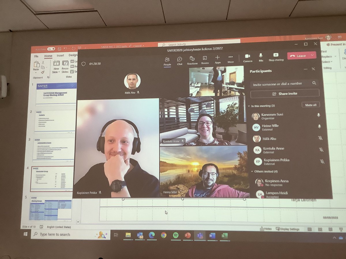 SAFER2028:n johtoryhmä pitää toista kokoustaan tilanteessa, jossa ensimmäisen haun päättymiseen perjantaina 7.10 on noin neljä viikkoa. Kokouksessa Ydinturvallisuustalossa vasemmalta Nina Lahtinen, joryn puheenjohtaja Tomi Routamo, Anna Korpinen ja ohjelman johtaja Suvi Karvonen.