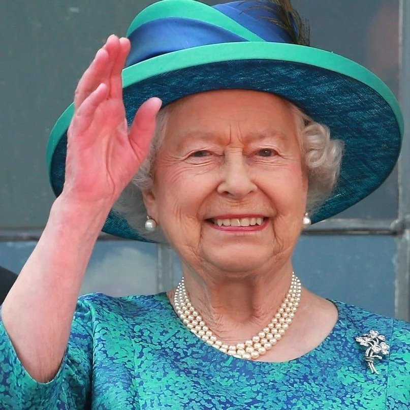 Robert05012's tweet photo. Thousands wave goodbye to the Queen 👑 as her coffin travel from Balmoral to Edinburgh 😢 https://t.co/SbZy4cb6Cj